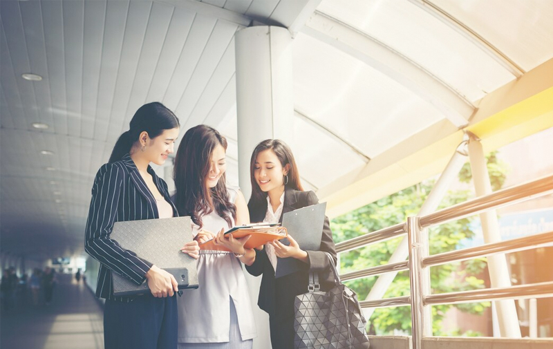 人才是企業(yè)核心競爭力的重要組成部分，集團致力于為員工提供優(yōu)越的職業(yè)發(fā)展通道，搭建一個充滿活力、公平競爭的工作平臺。